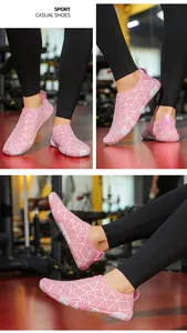 Detalle de las zapatillas de trekking rosas transpirables con suela de goma antideslizante