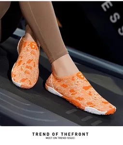 Actiefoto van ademende waterschoenen met oranje camouflagepatroon op loopband
