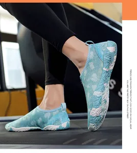 Detail van lichtblauwe camouflage waterschoenen op loopband met antislipzool en ademende stoffen