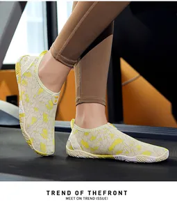 Detailopname van lichte grijs-gele waterschoenen met camouflage op een loopband