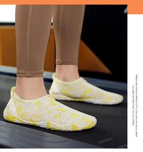 Detail van ademende schoenen met marmerpatroon op een loopband voor fitnessoefeningen