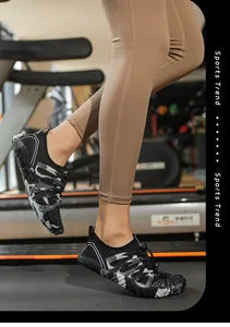 Detalle de zapatillas de fitness de camuflaje de secado rápido en gimnasio