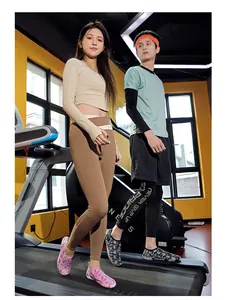 Ademende blotevoeten fitness schoenen met sportshirt en strakke yoga broek