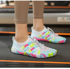 Primer plano de zapatillas ligeras de secado rápido con rayas de colores en cinta de correr