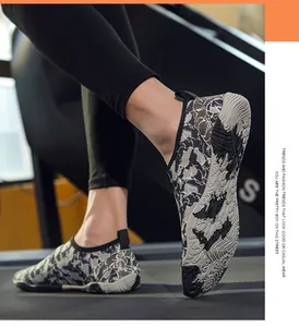 Detail van flexibele camouflage waterschoenen voor indoor fitness en hardlopen op loopband