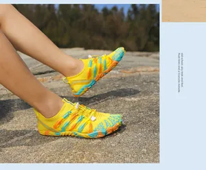 Detalle de zapato de agua amarillo con cordones rápidos y suela de tracción exterior