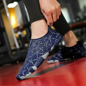 Zapatos de vadeo azul oscuro de secado rápido con suelas de goma de camuflaje