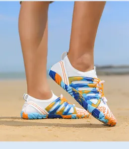 Detalle de zapatos de agua de secado rápido con malla y sistema de cordones elásticos