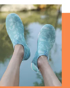 Macro detail van ademende waterschoenen met blauwe treklip en textuur van mesh-stof