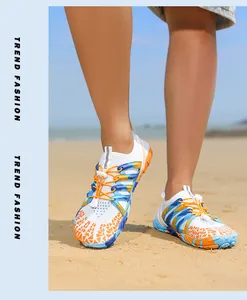 Detalle de zapatos de senderismo con sistema de cordones rápidos y tela de malla ligera
