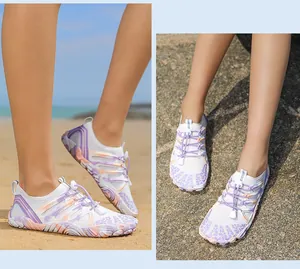 Vista doble de zapatos de agua blancos de secado rápido con detalles en color lila