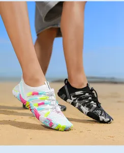 Primer plano de zapatos de agua de secado rápido con suelas de goma antideslizantes