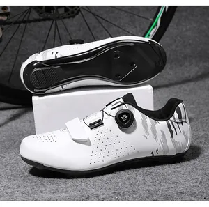 Details von Rennradschuhen in Weiß mit Drehverschluss und Pedalplatten-Kompatibilität