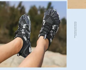 Detalle de zapatillas de agua con malla, cordones elásticos y puntera reforzada