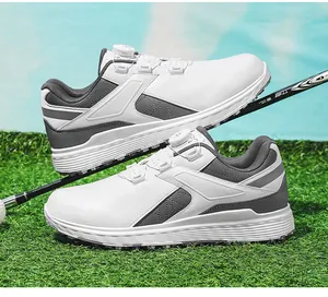 Dettaglio scarpe da golf impermeabili con sistema a rotella su prato verde professionale