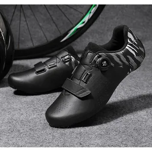 Detail schwarzer Fahrradschuhe mit Drehverschluss, Klettverschluss und Belüftung