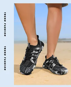 Primer plano de zapatos de agua de secado rápido con suelas de camuflaje en la playa
