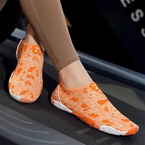 Ademende waterschoenen met oranje-wit patroon voor fitness op een loopband
