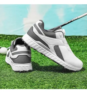 Dettaglio della scarpa da golf con fibbia rotante e suola antiscivolo con tacchetti