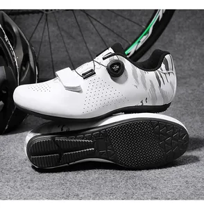 Detailansicht weißer Fahrradschuhe mit Drehverschluss und rutschfester Gummisohle