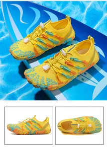 Detalle de zapatillas de agua de secado rápido con malla amarilla y cordones elásticos
