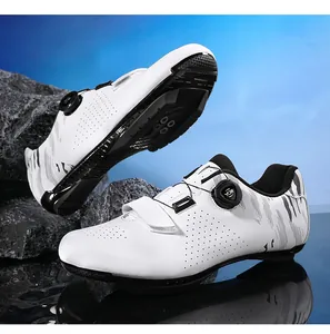 Details professioneller Fahrradschuhe mit atmungsaktivem Obermaterial und Drehverschluss
