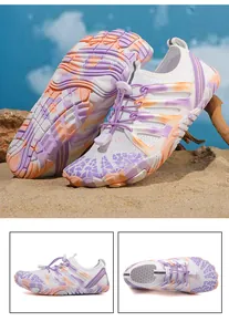 Detalle de zapatos de agua con diseño de cinco dedos y sistema de cordones rápidos