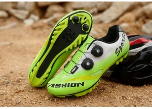 Details von Profi-MTB-Schuhen mit Drehverschluss und rutschfesten Stollensohlen