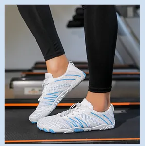 Détail de chaussures aquatiques en mesh blanc et bleu sur un tapis de course