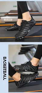 Détail de chaussures d'eau noires en maille respirante avec semelle antidérapante sur tapis