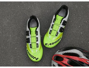 Detailsicht der neongrünen Radschuhe mit Doppel-Drehverschluss und atmungsaktiven Löchern