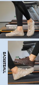 Détail de chaussures pieds nus respirantes avec laçage rapide et semelle en caoutchouc