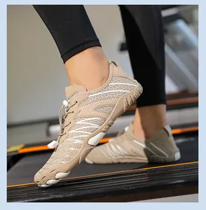 Vue détaillée de chaussures de plage kaki avec laçage rapide sur un tapis de course