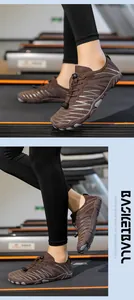 Détail de chaussures aquatiques en maille marron avec lacets rapides et semelle antidérapante