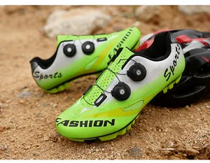 Detail von MTB-Fahrradschuhen mit Doppel-Drehverschluss auf Schotterboden
