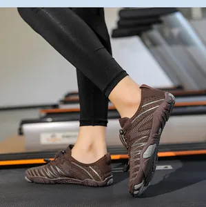Gros plan de chaussures de sport pieds nus marron avec semelle antidérapante sur tapis