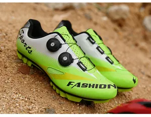 Makroaufnahme der fluorgrünen Mountainbike-Schuhe mit doppeltem Drehverschluss-System