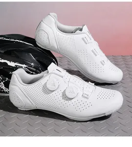 Dettaglio scarpe da ciclismo bianche con doppia chiusura a rotella e fori di ventilazione