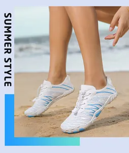 Gros plan de chaussures aquatiques sur sable avec semelle en caoutchouc antidérapante