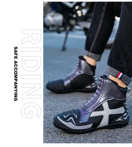 Primer plano de botas de moto negras con detalles reflectantes púrpuras y armadura lateral