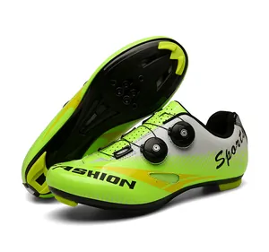 Details von Profi-Radsportschuhen mit doppeltem Drehverschluss und Belüftungslöchern