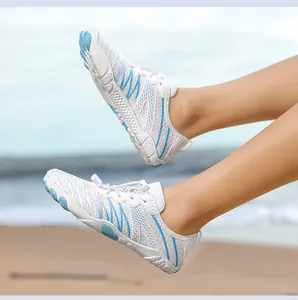 Gros plan de chaussures aquatiques avec maille respirante et lacets élastiques