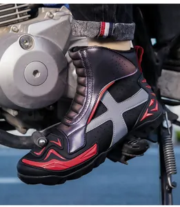 Detalle de botas de moto con perforaciones transpirables y placas de protección