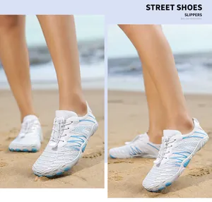 Détail de chaussures d'eau blanches avec lacets rapides sur une plage ensoleillée