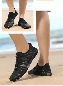 Détail de la semelle en caoutchouc antidérapante et du tissu mesh respirant des chaussures d'eau