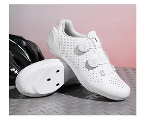 Dettaglio scarpe da ciclismo bianche con doppia chiusura a rotore e fori per la traspirazione