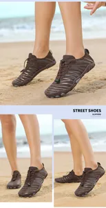 Chaussures aquatiques marron avec semelle antidérapante sur la plage de sable
