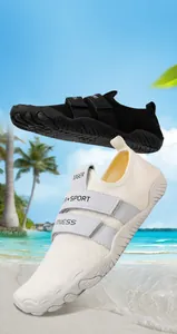 Detalle de zapatos acuáticos transpirables con velcro para senderismo al aire libre