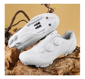 Dettaglio scarpe da ciclismo bianche con doppia chiusura a rotore e tomaia sintetica forata