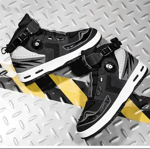 Detalle de botas de moto con hebillas magnéticas y sistema de cordones de dial giratorio